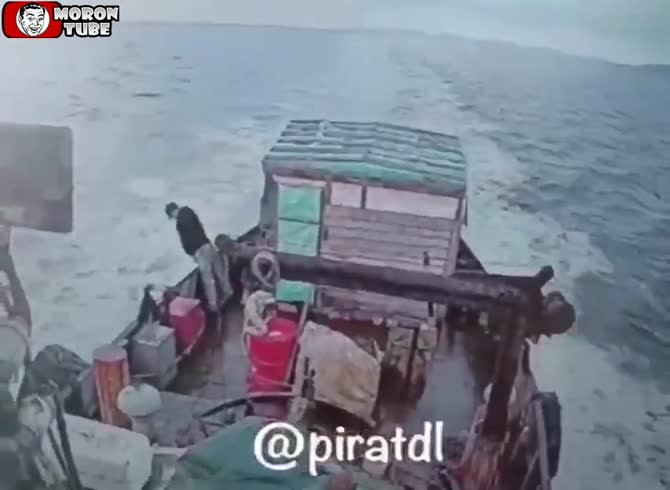 Video :A fisherman disappeared after urinating overboard